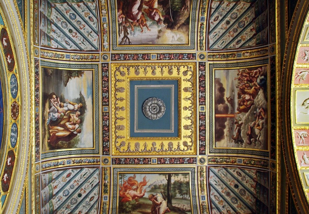 Ermitáž uchovává kolem 3 milionů položek, včetně největší kolekce obrazů na světě. V 350 sálech je z toho vystaveno asi 65 tisíc exponátů.
