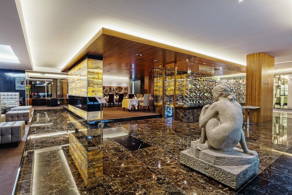 Personál hotelu má plně pod kontrolou prvky ve sdílených prostorách, na recepci i v hotelovém lobby.